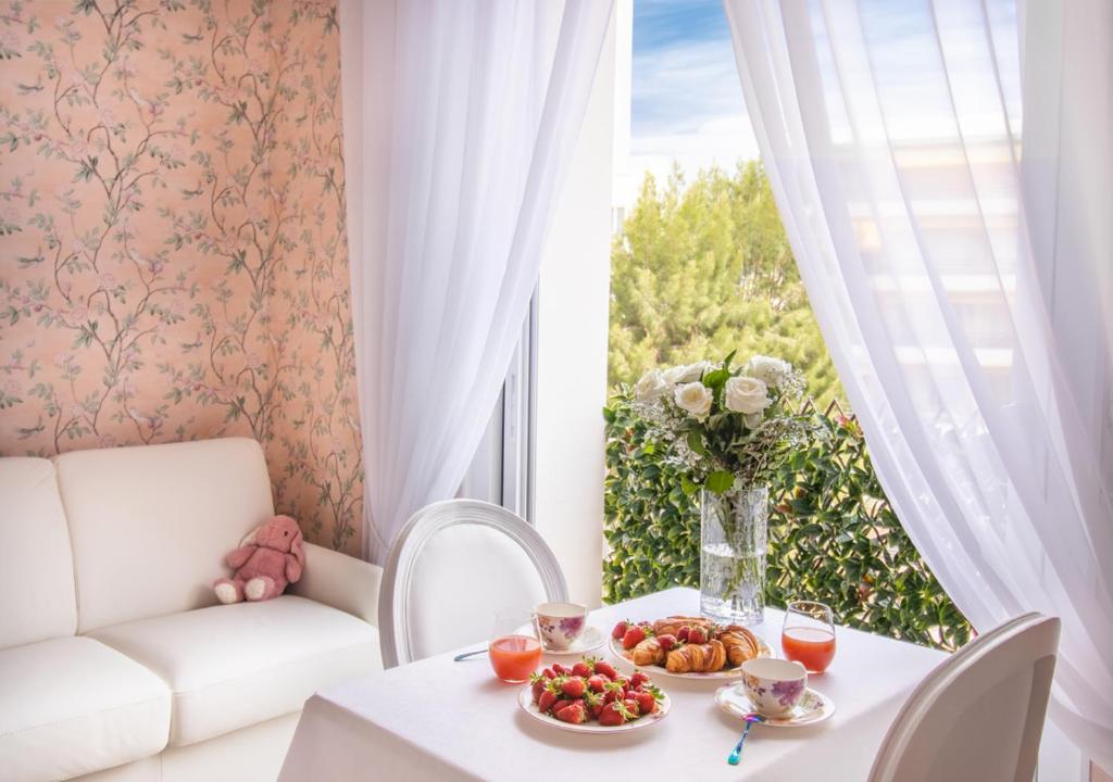 カンヌにあるCannes Imperial Croisette Palais Miramarの白いテーブル(果物一杯付)