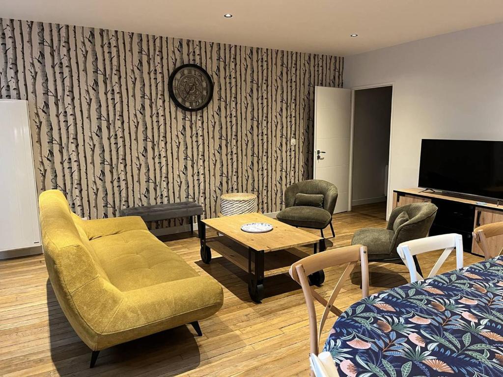 Televízia a/alebo spoločenská miestnosť v ubytovaní Appartement 12 pers. neuf, centre-ville avec 5 chambres et local à ski - FR-1-234-289