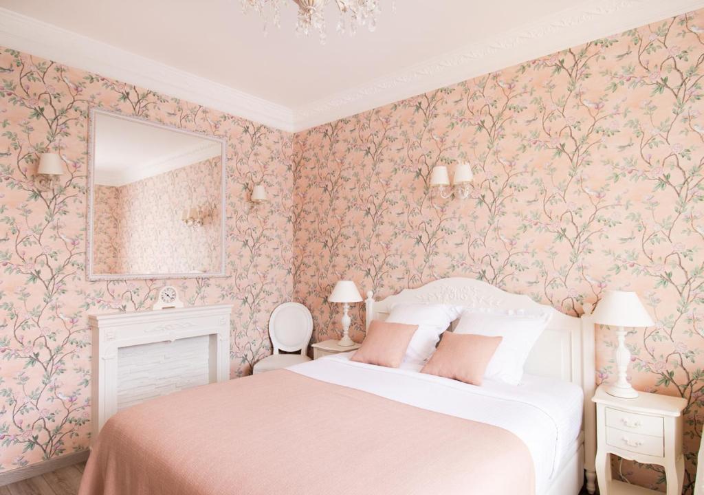 Cannes Imperial Croisette Palais Miramarにあるベッド