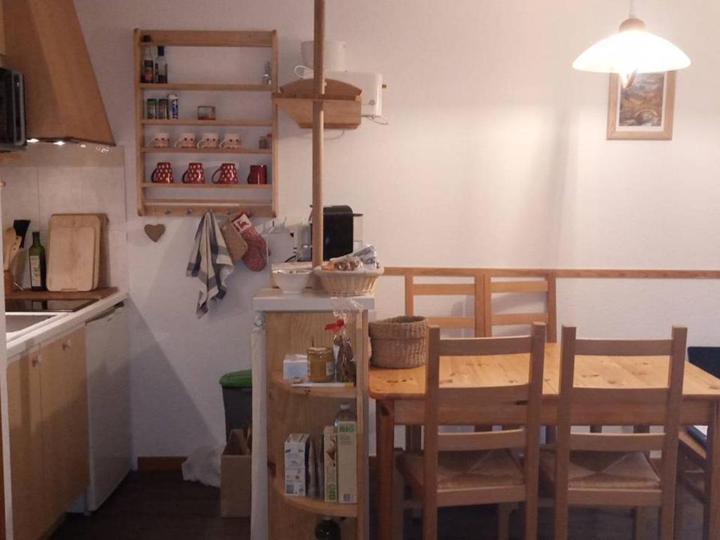 une cuisine avec une table et des chaises dans une pièce dans l'établissement À Louer : Appartement 3 pièces, Pied des Pistes, Parking - FR-1-573-121, à Saint-Jean-dʼAulps