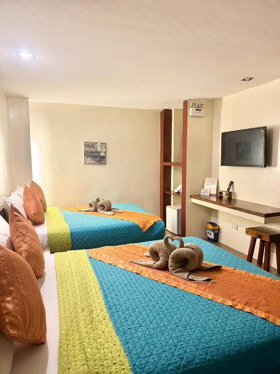 TV a/nebo společenská místnost v ubytování White Beach Suites Boracay