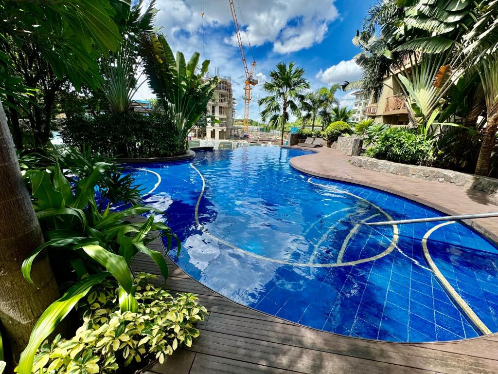 une piscine à l'eau bleue dans un complexe hôtelier dans l'établissement cozy2ndhomeFRM, à Manille
