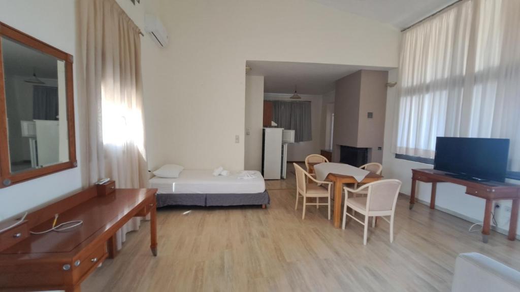 Telewizja i/lub zestaw kina domowego w obiekcie Hercules Hills Sea View Villas