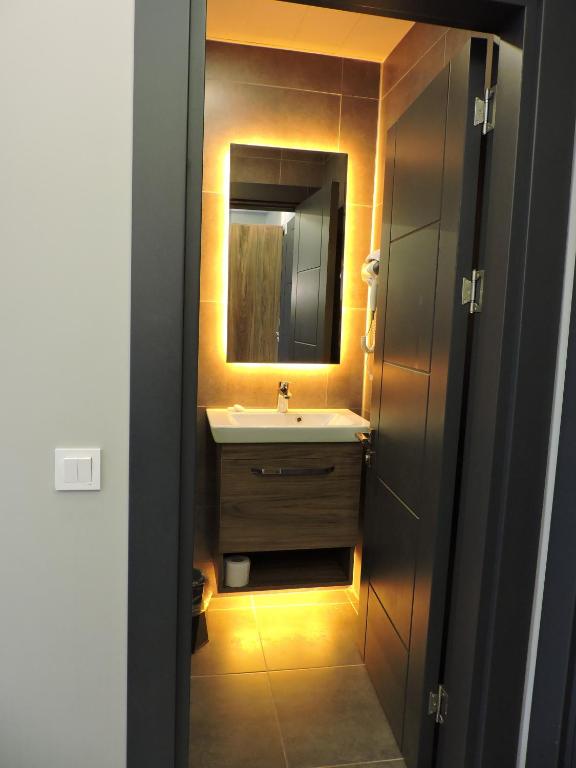 a bathroom with a sink and a mirror at Başar hotel in Erdemli