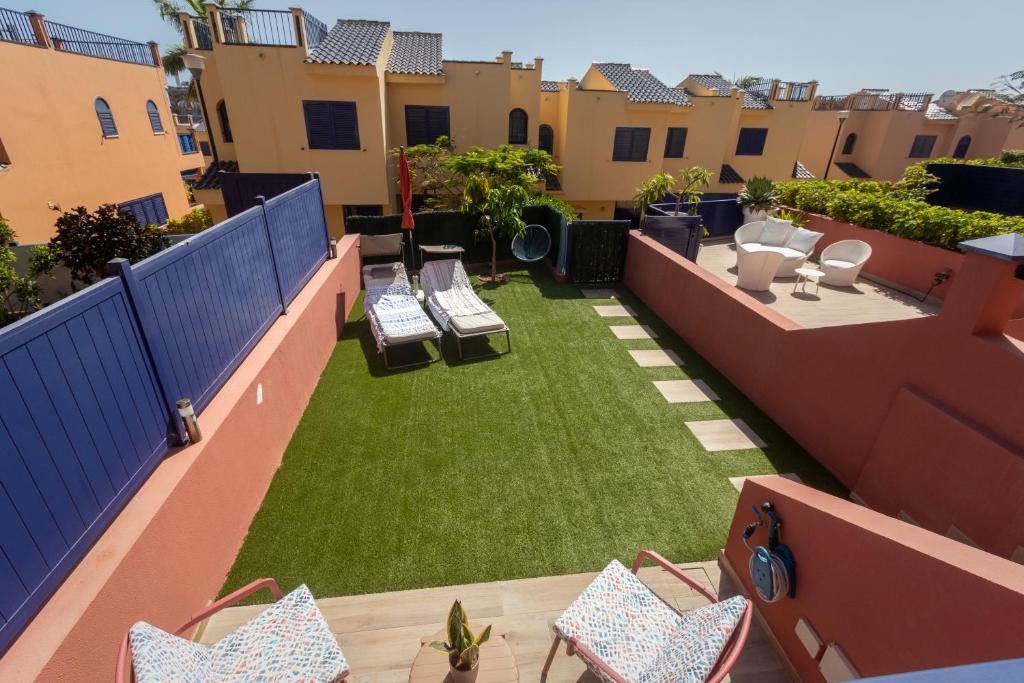 an apartment balcony with a yard of grass at Marevento Meloneras in Meloneras