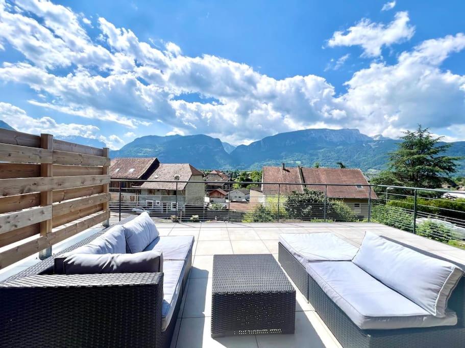 ThyezLoft T2 vue montagne的带沙发的山景庭院