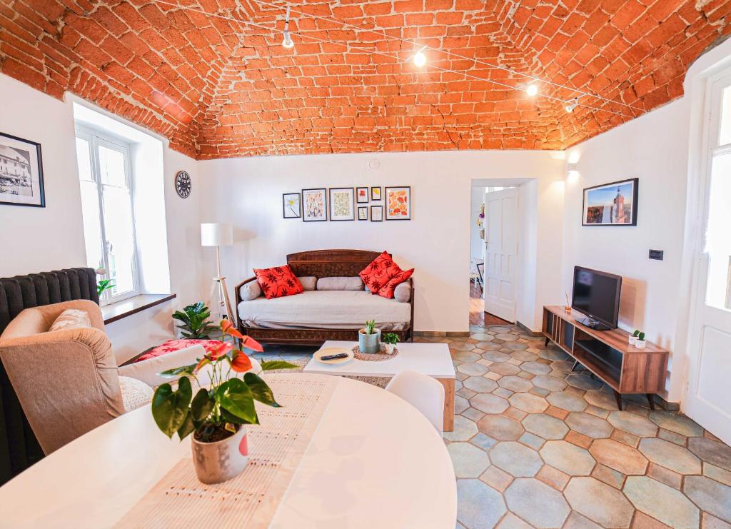 TV a/nebo společenská místnost v ubytování Antico Loft di Famiglia in Centro Agliè