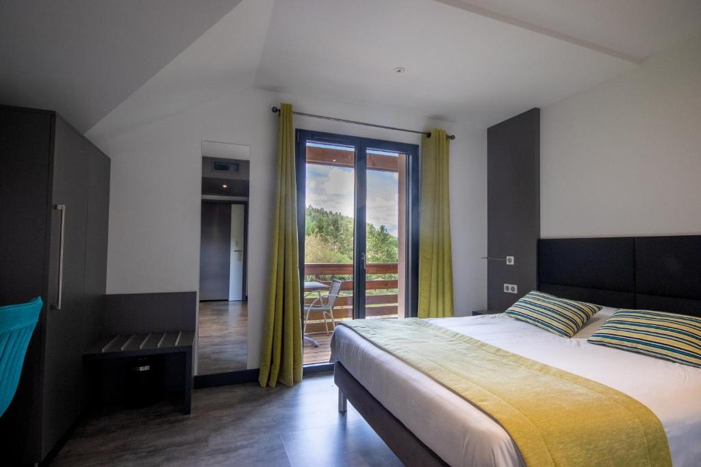 Postel nebo postele na pokoji v ubytování Logis Hôtel Le Régal & Spa