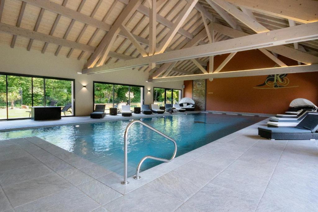 Bazén v ubytování Logis Hôtel Le Régal & Spa nebo v jeho okolí