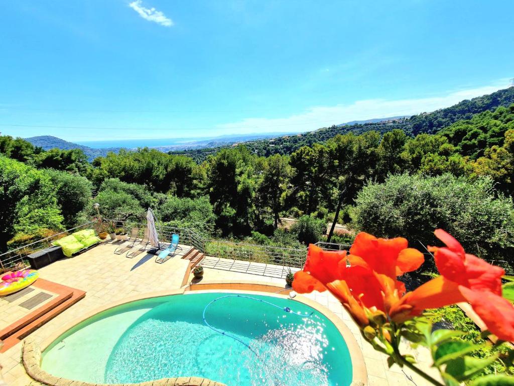 Photo de la galerie de l'établissement Maison Provençale sur Collines de Nice avec Piscine et vue mer, à Cantaron