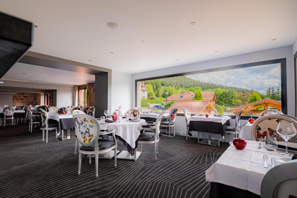 Nespecifikovaný výhled na hory nebo výhled na hory při pohledu z hotelu