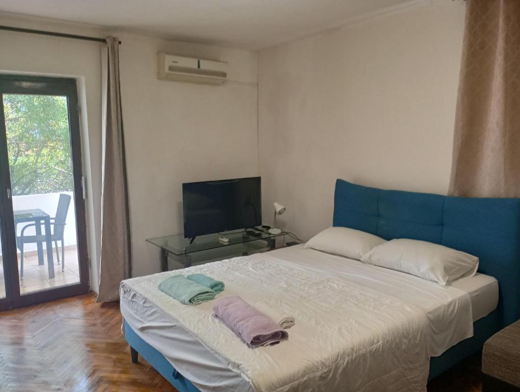 Posteľ alebo postele v izbe v ubytovaní Apartments and rooms Camelia
