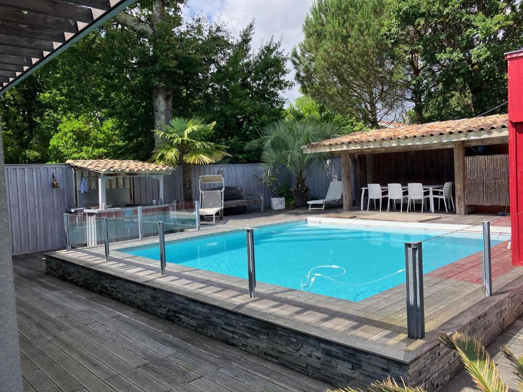 Photo de la galerie de l'établissement Maison familiale avec piscine proche du bassin à pied, à Andernos-les-Bains