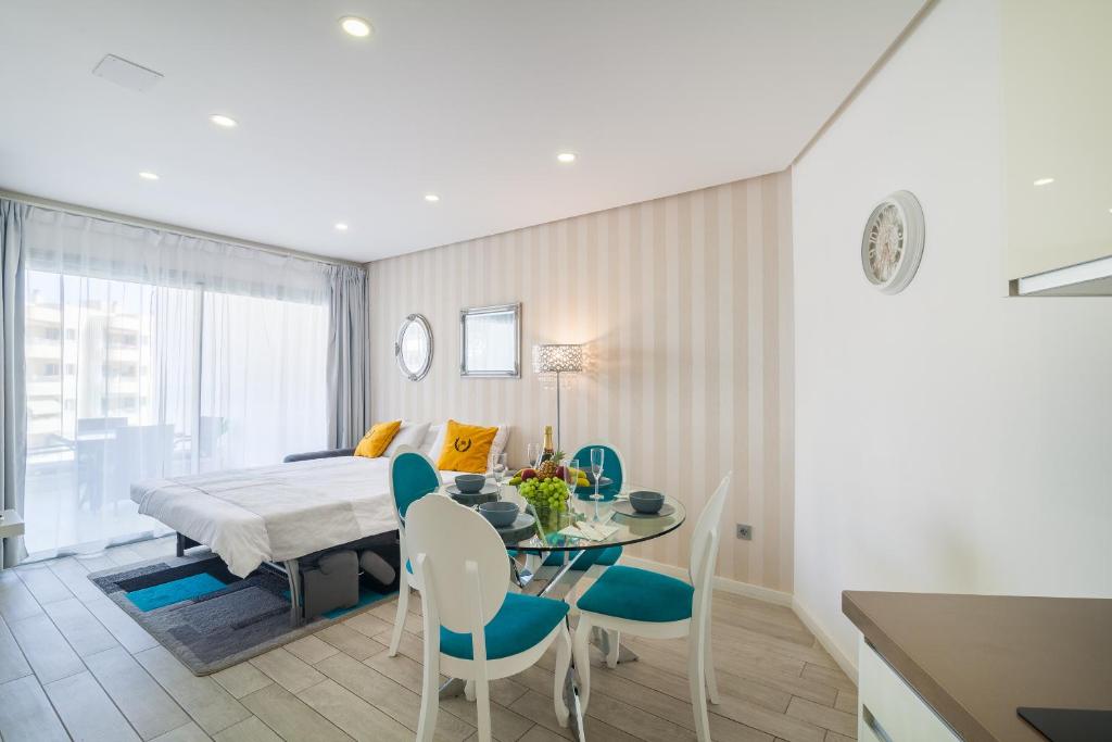 Posteľ alebo postele v izbe v ubytovaní MA APARTMENTS - OCEAN GARDEN - PLAYA PARAISO - 2 Bedrooms, 2 Bathrooms, Big Terrace
