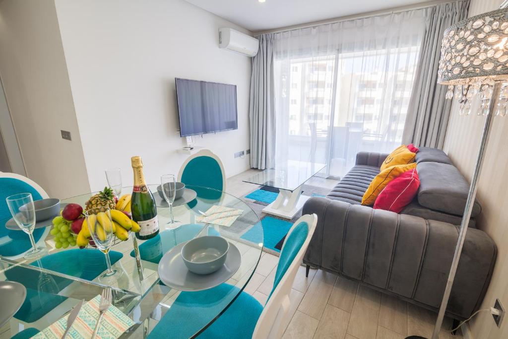 Televízia a/alebo spoločenská miestnosť v ubytovaní MA APARTMENTS - OCEAN GARDEN - PLAYA PARAISO - 2 Bedrooms, 2 Bathrooms, Big Terrace