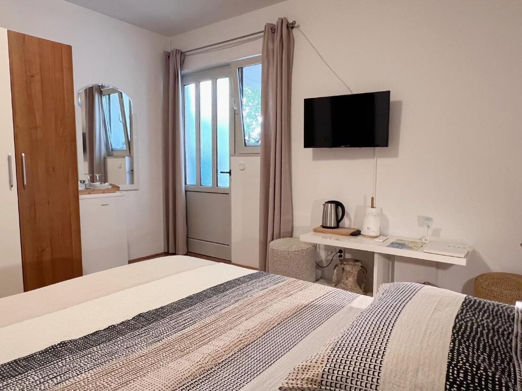 Postel nebo postele na pokoji v ubytování Room Tai - Spacious and Comfy with Private Terrace