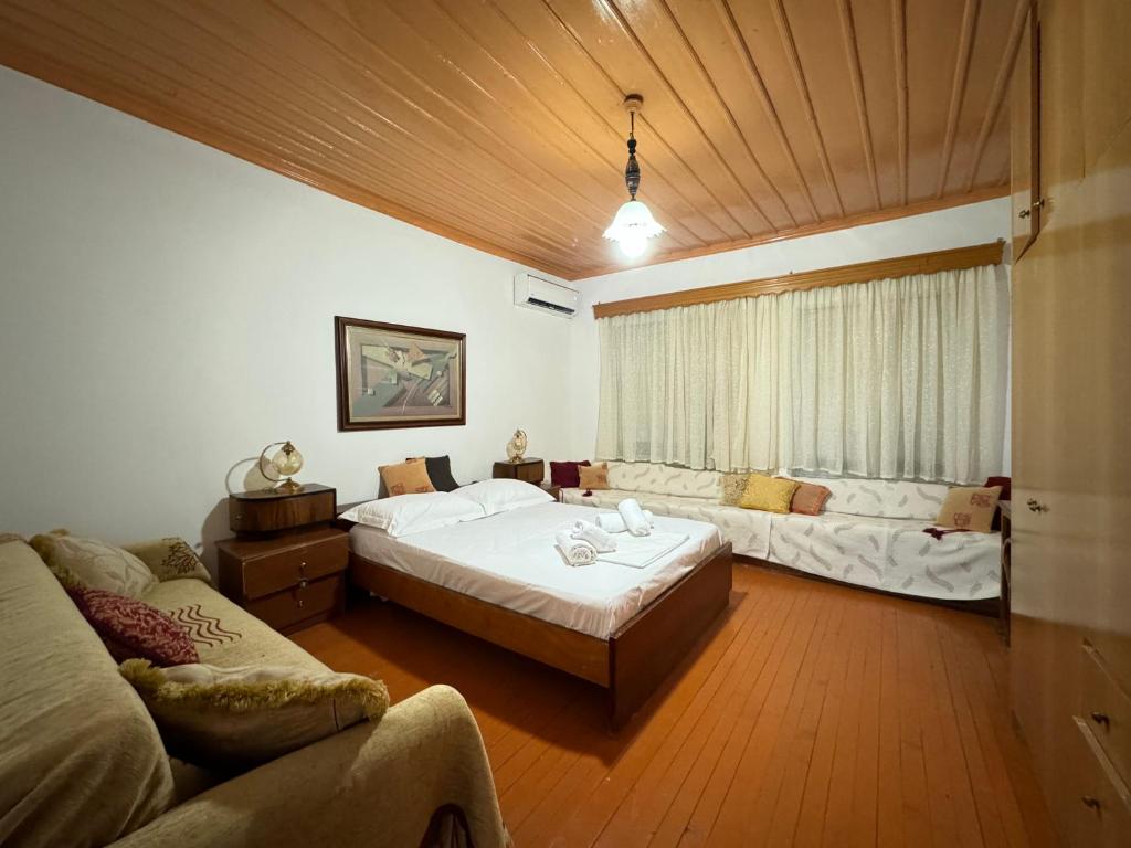 Postel nebo postele na pokoji v ubytování Grandpas House