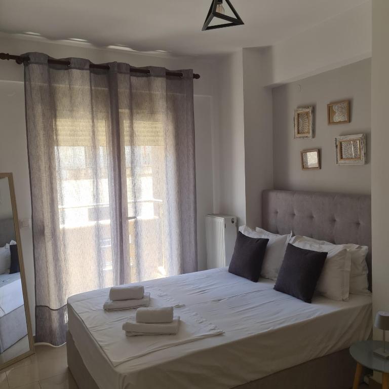 Posteľ alebo postele v izbe v ubytovaní MAGENTA RUBY #DTerra Apartments# FREE PRIVATE PARKING!!