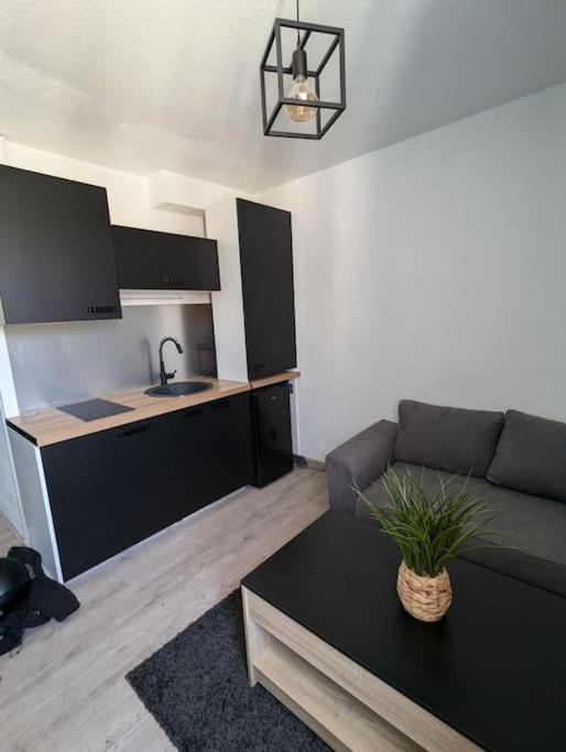 un salon avec un canapé et une table dans l'établissement Studio-centre-ville, à Saint-Nazaire