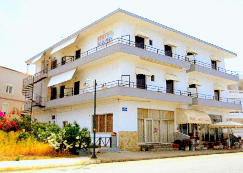 un edificio blanco con balcón en la parte superior en Hotel Arsenakos, en Neápolis