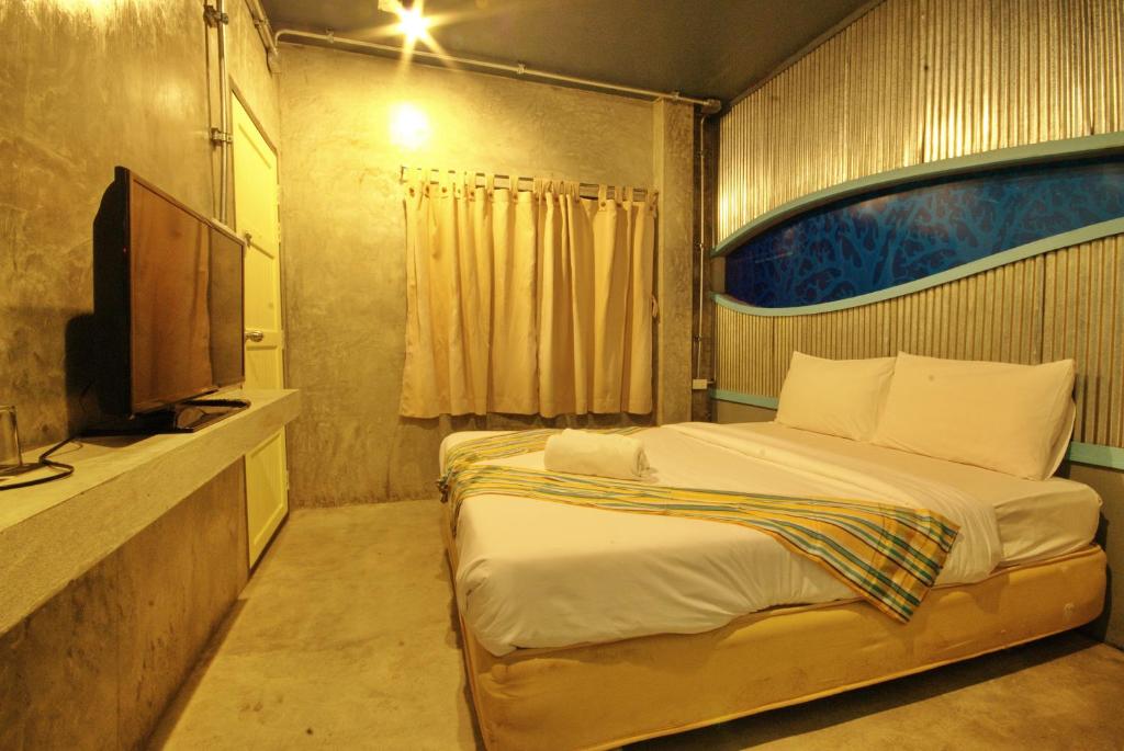 TV a/nebo společenská místnost v ubytování Seabox Khaolak Hostel