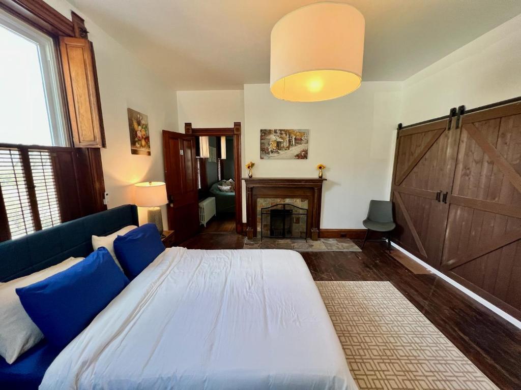 Postel nebo postele na pokoji v ubytování Skyline Retreat Spacious Elegance Queen Suite 1 City Views