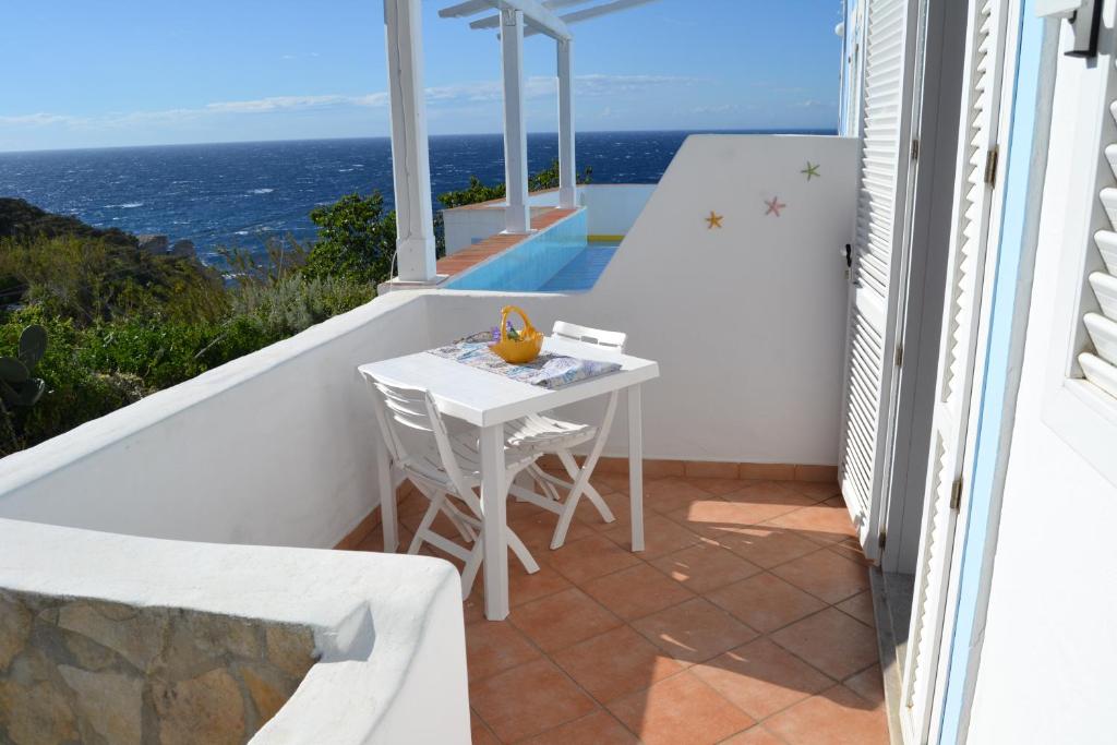 a balcony with a table and a view of the ocean at Maridea - Sottovento in Ponza