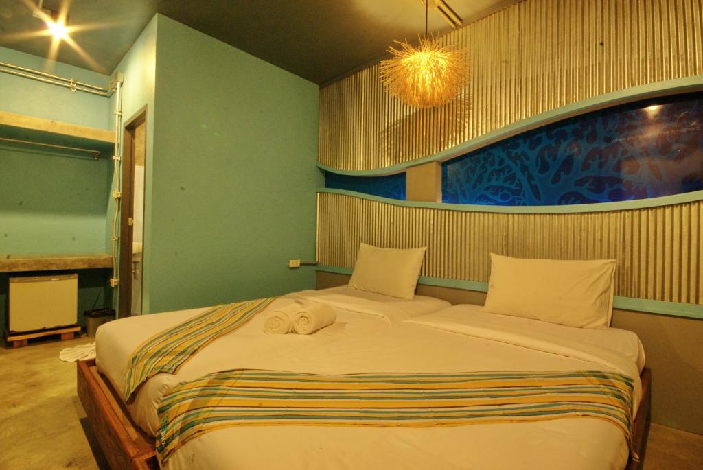 Postel nebo postele na pokoji v ubytování Seabox Khaolak Hostel