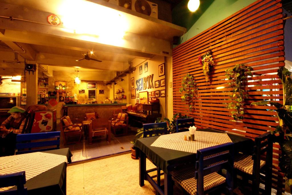 Posezení v ubytování Seabox Khaolak Hostel