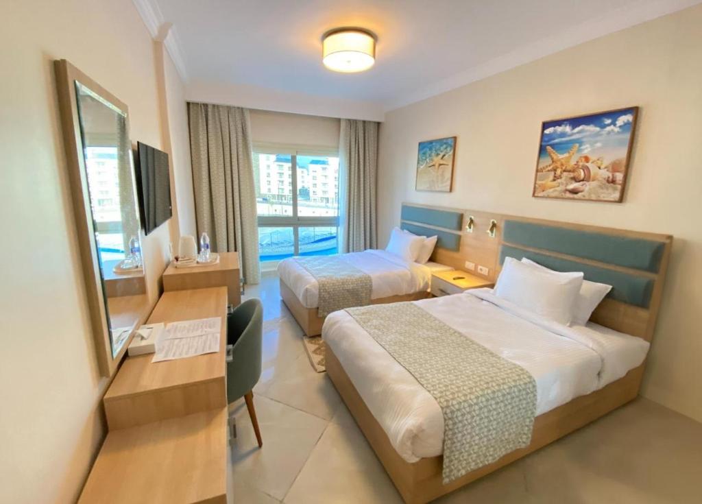 Postel nebo postele na pokoji v ubytování Azur One Eleven Hotel Alamein