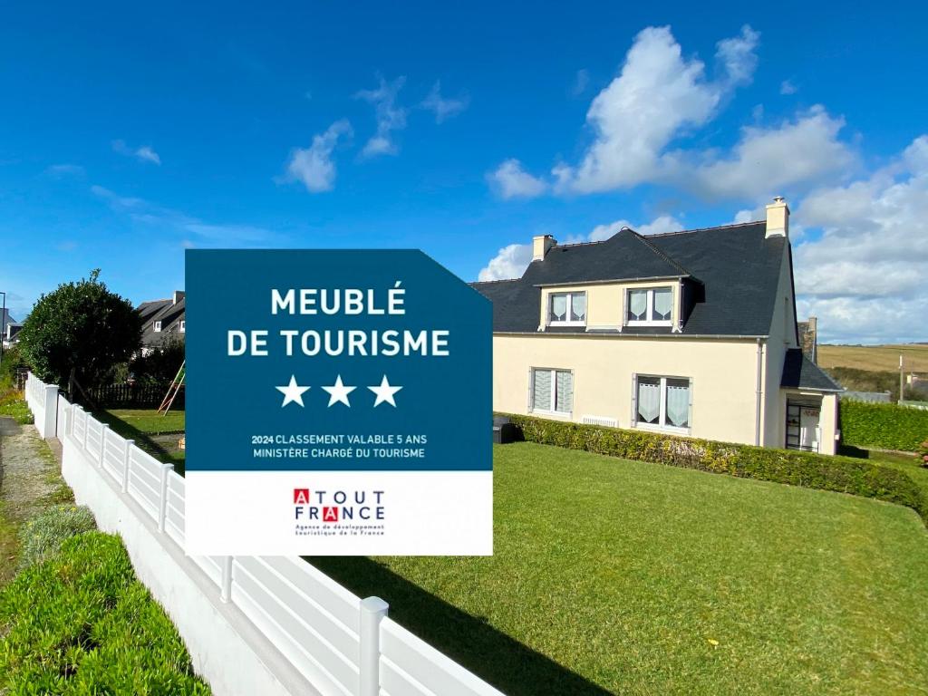 a sign in front of a house at Maison d'Ys à 500 m de la plage in Saint-Nic