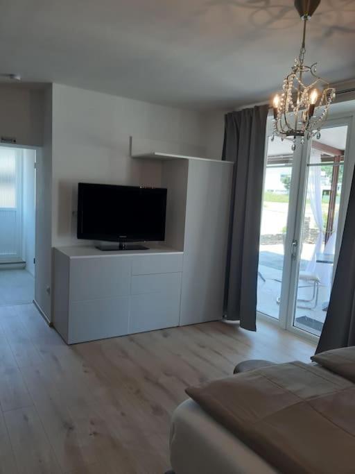 TV a/nebo společenská místnost v ubytování Ferienappartement 3 beim Strandbad