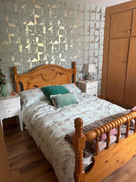 Postel nebo postele na pokoji v ubytování Teach Elle Cottage F94V2W2