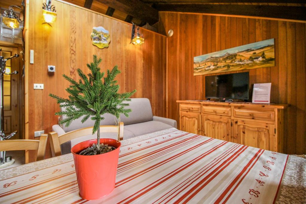 Telewizja i/lub zestaw kina domowego w obiekcie Appartamento Il Camoscio - Affitti Brevi Italia