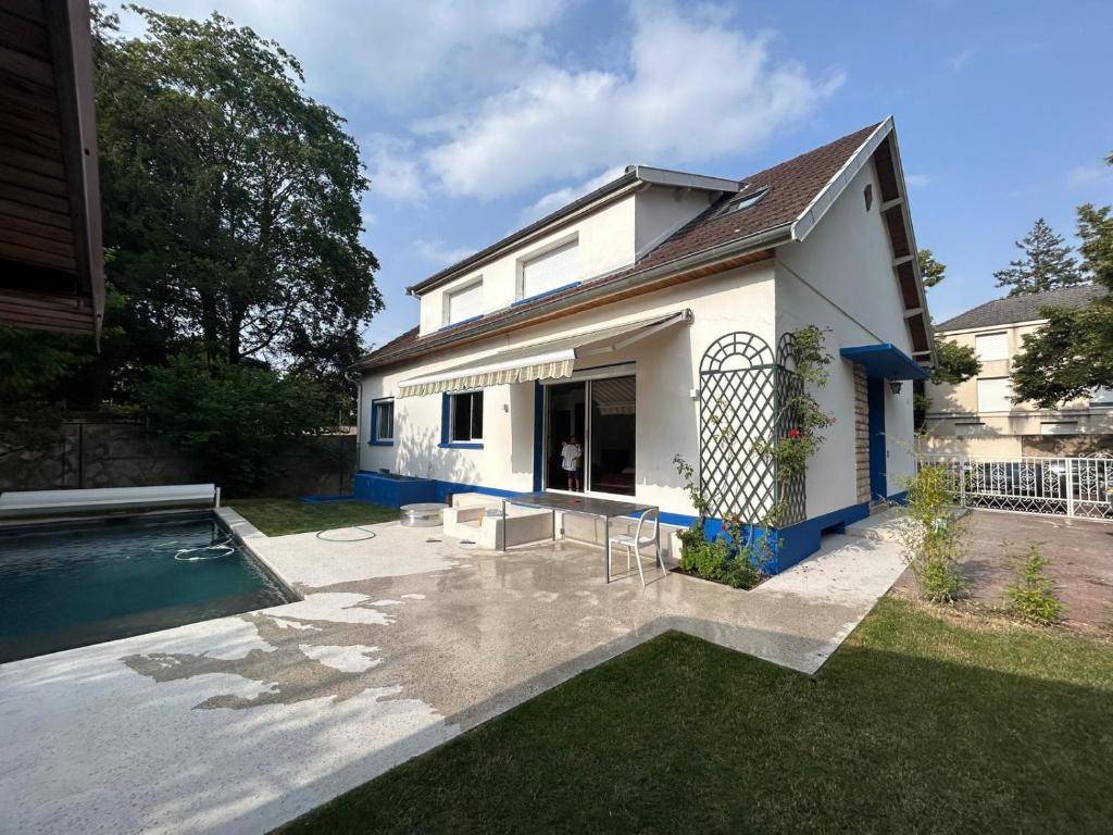 une maison blanche avec une piscine dans la cour dans l'établissement Villa Majorelle, à Dijon