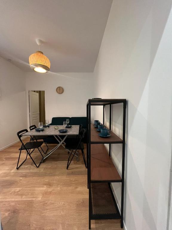 un salon avec une table et une salle à manger dans l'établissement Le Havre Montmartrois, à Paris