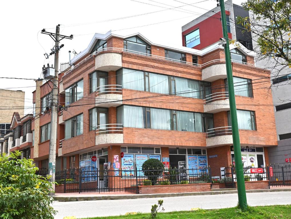an apartment building on the corner of a street at Amplio apartamento en Duitama in Duitama