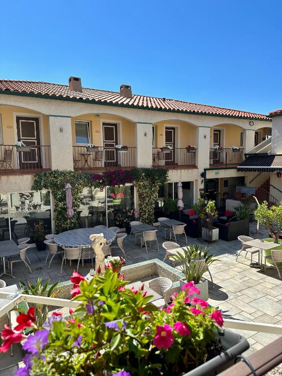 Logis Hôtel Les II Mas - Perpignan Sud - Habitación Privilege Plus - Vista Al Patio