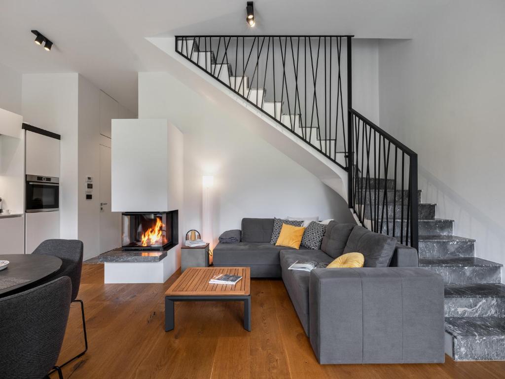 Una sala de estar con un sofá y una chimenea. en Maison du Soleil, en Kranjska Gora
