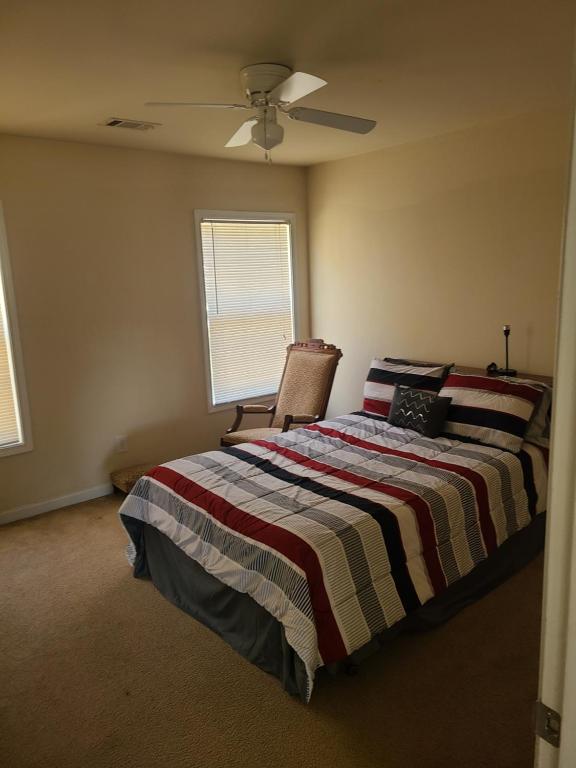 een slaapkamer met een bed en een plafondventilator bij Warren Seabrook in Covington