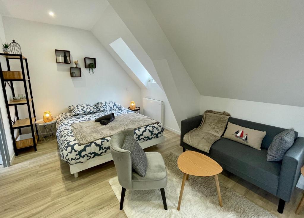 une chambre avec un lit et un canapé dans l'établissement Le Reflet Marin - Proxi plage - Calme, au Tréport