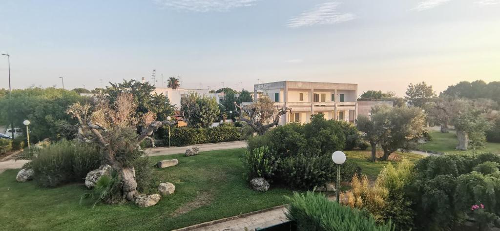 an aerial view of a house with a garden at Villette di Torre Inserraglio in Nardò