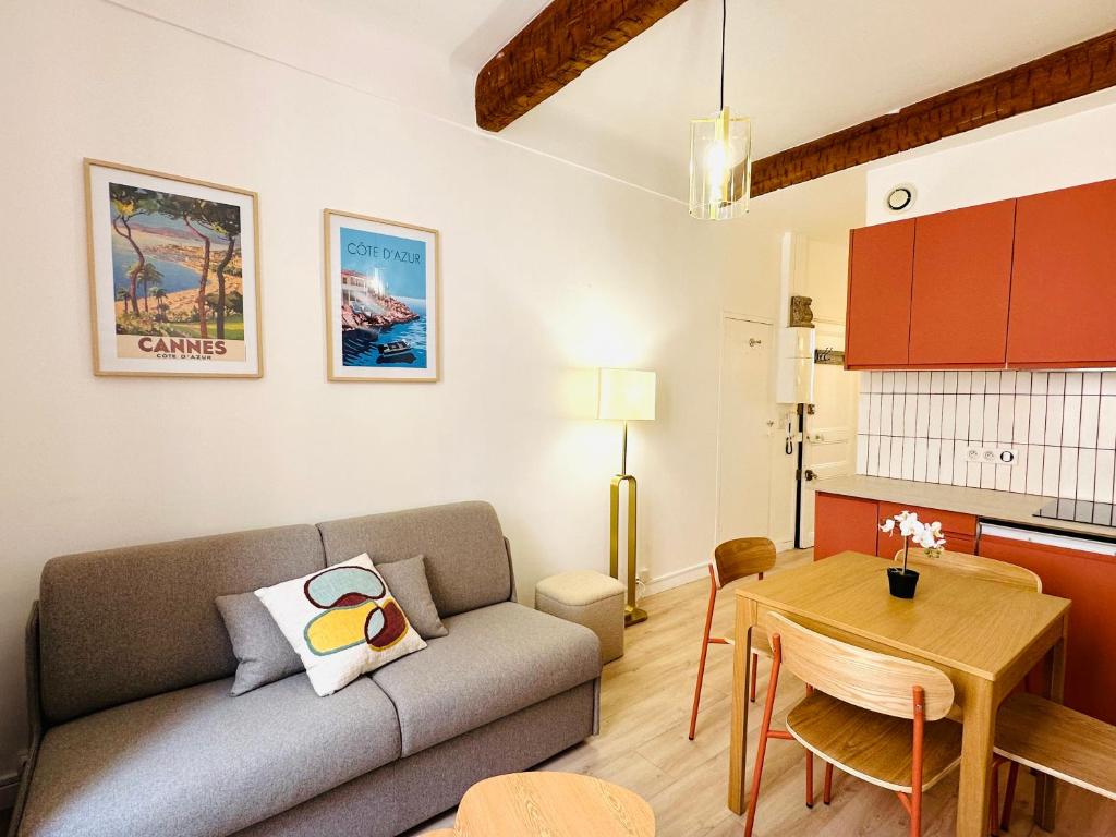 un salon avec un canapé et une table dans l'établissement Appart Suquet Cannes, à Cannes
