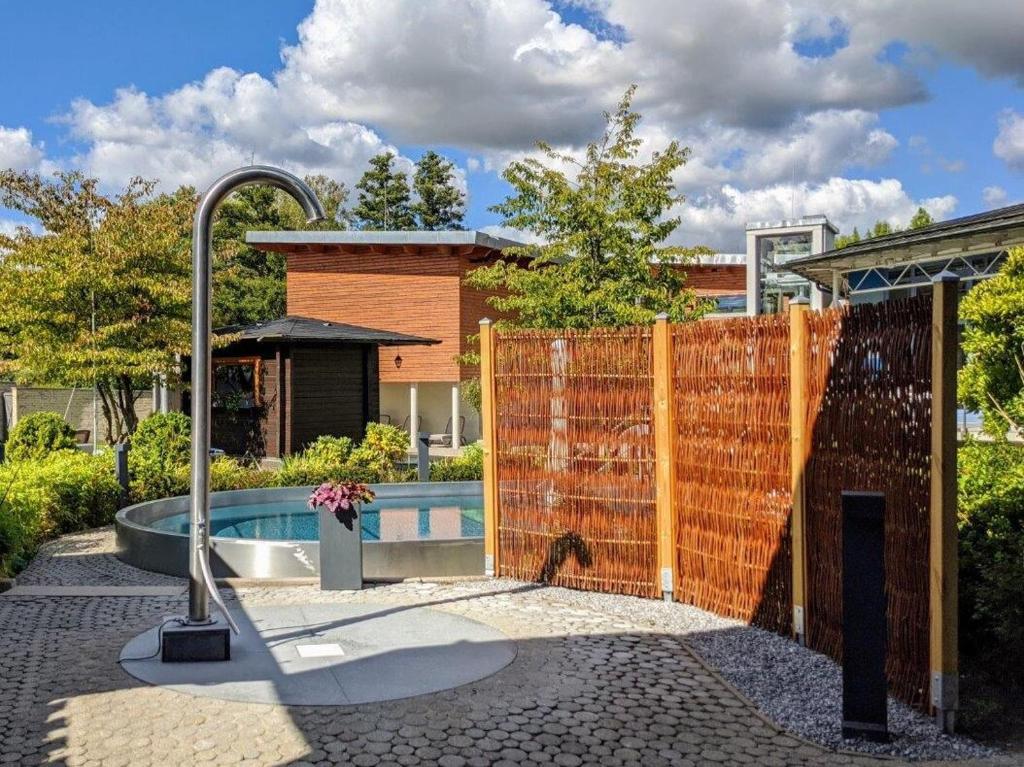 Bazén v ubytování Haus Roseneck mit gratis Zugang zur Jod-Sole-Therme nebo v jeho okolí