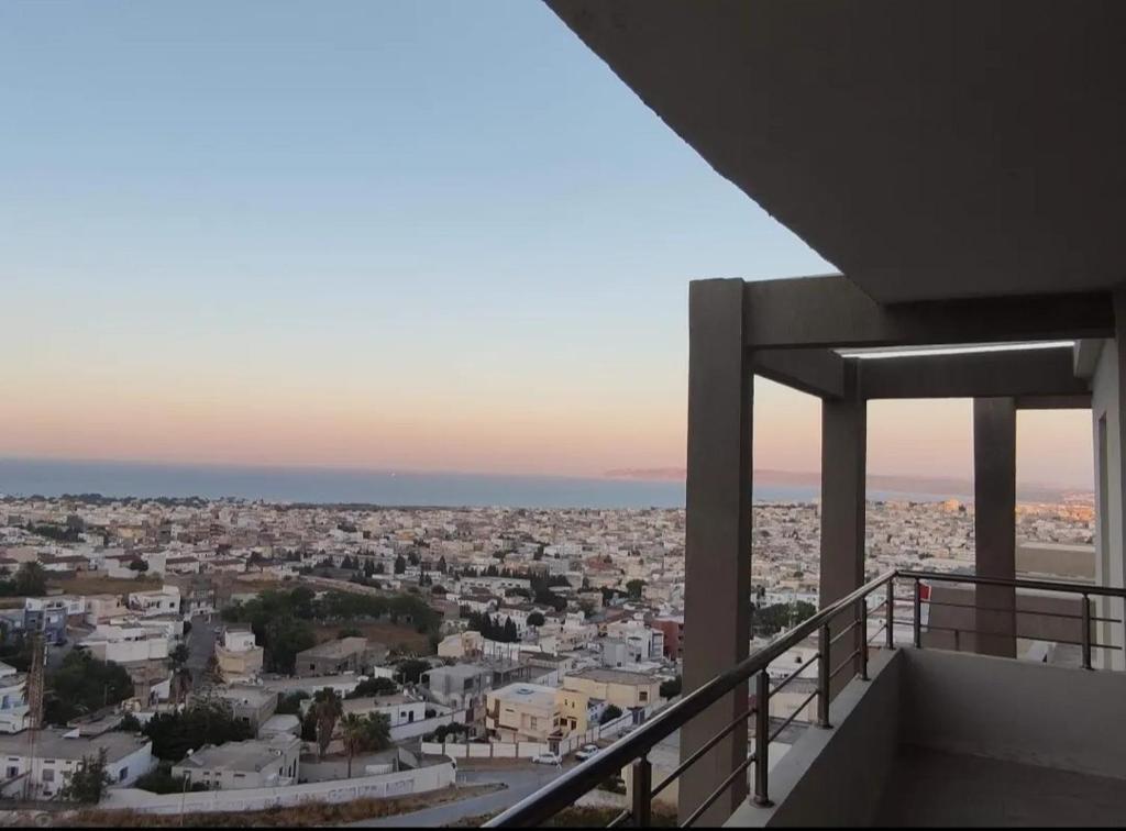 Appartement dans une belle résidence à Bizerte superbe vue陽台或露臺