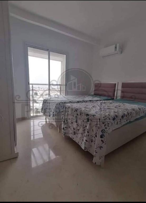 Appartement dans une belle résidence à Bizerte superbe vue房間的床