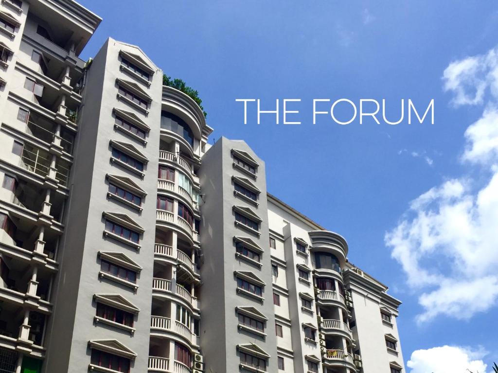 un grand immeuble d'appartements avec le formulaire écrit sur celui-ci dans l'établissement The Forum Kuala Lumpur, à Kuala Lumpur
