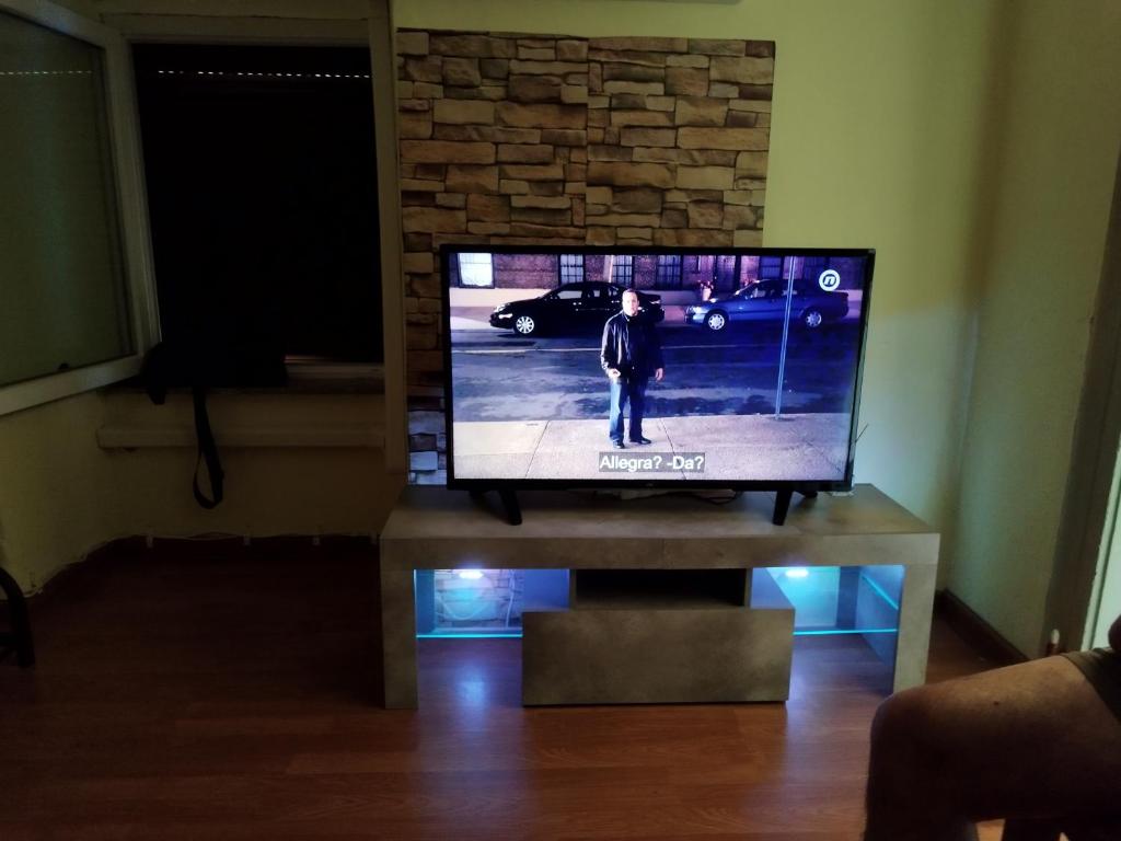 TV a/nebo společenská místnost v ubytování Heli budget condo