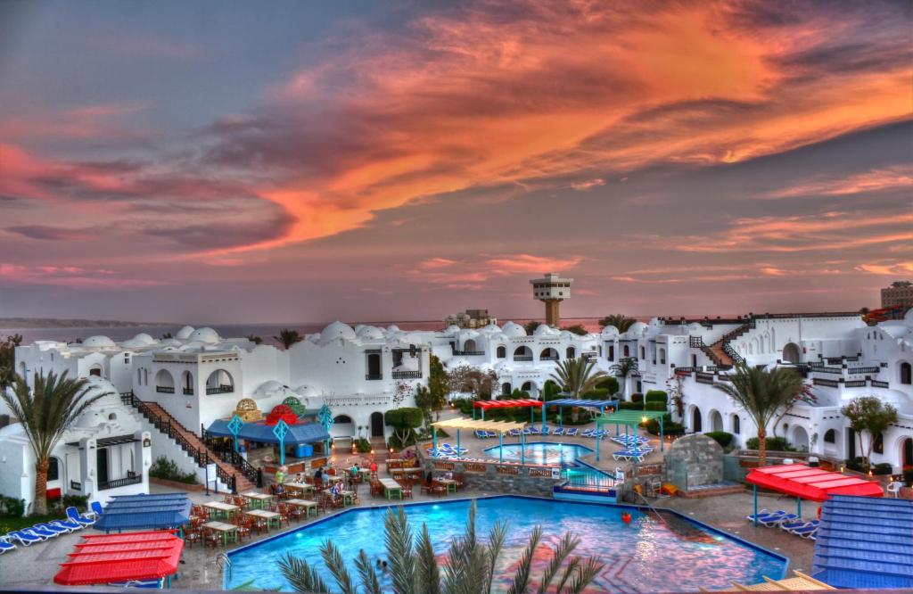 Blick auf den Pool im Resort in der Unterkunft Arabella Azur Resort in Hurghada