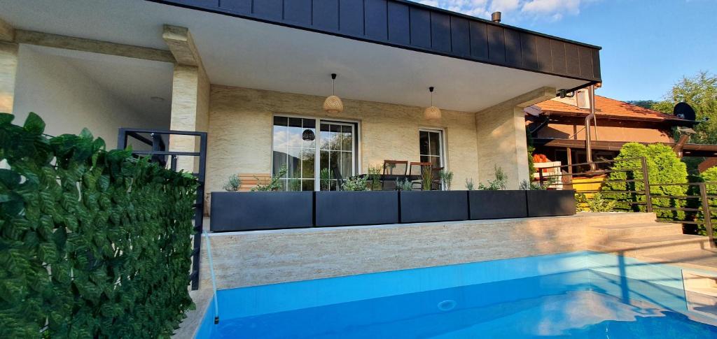Bazén v ubytování Apartmani Drinske ploce nebo v jeho okolí